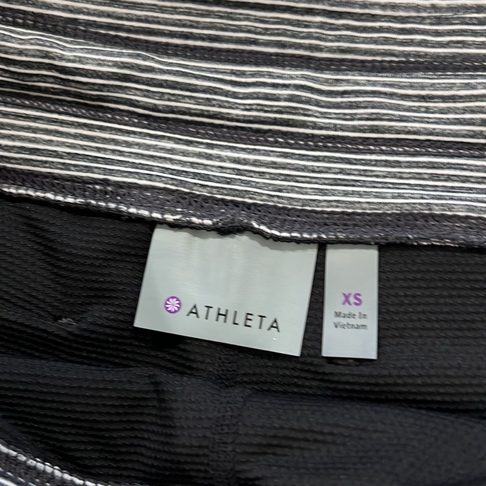 Athleta grey/whiter striped skort.  EUC - size -XS- - Picture 2 of 5